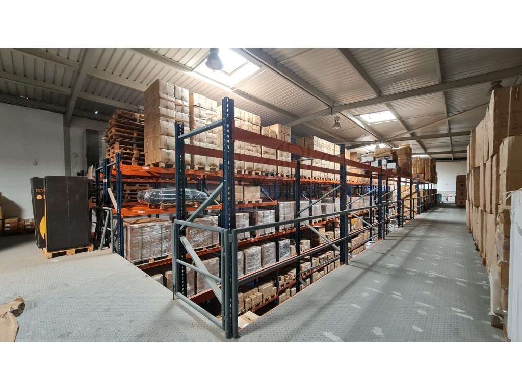 Amplo Armazém com escritórios na Nacional 10, Alverca do Ribatejo-18