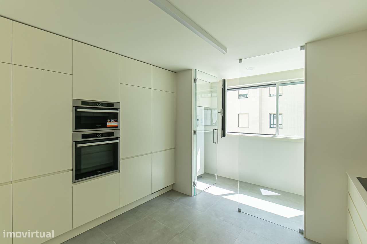 T3 Novo em Condomínio com Jardim, 3 Garagens, Permuta Possível-10