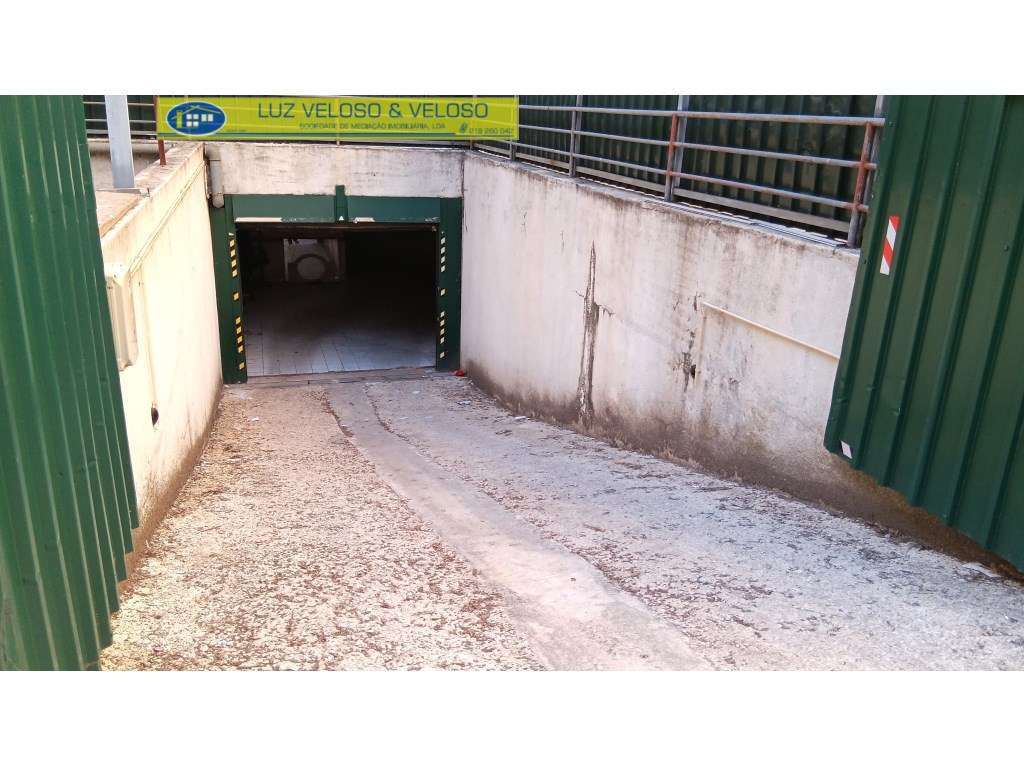 Garagem 26,45m2 na Tapada das Mercês - Grande imagem: 3/13