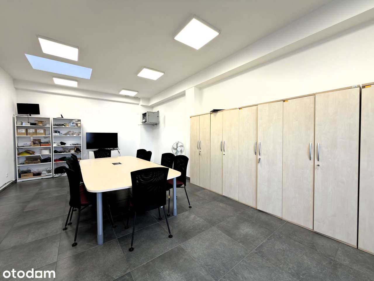 Nowoczesny kompleks produkcyjno-magazynowy z biurami i halą-14