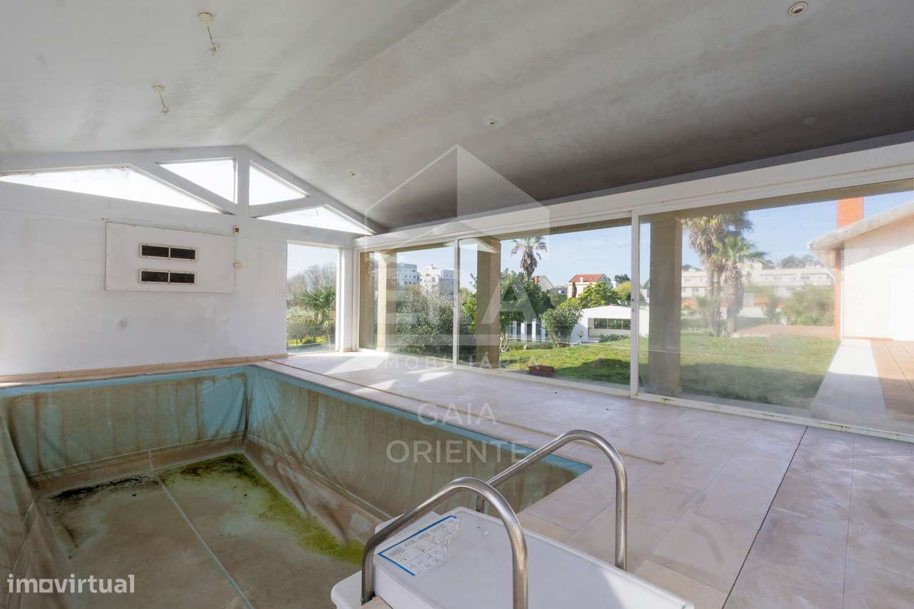 Moradia T8 com jardim e piscinas em Miramar-38