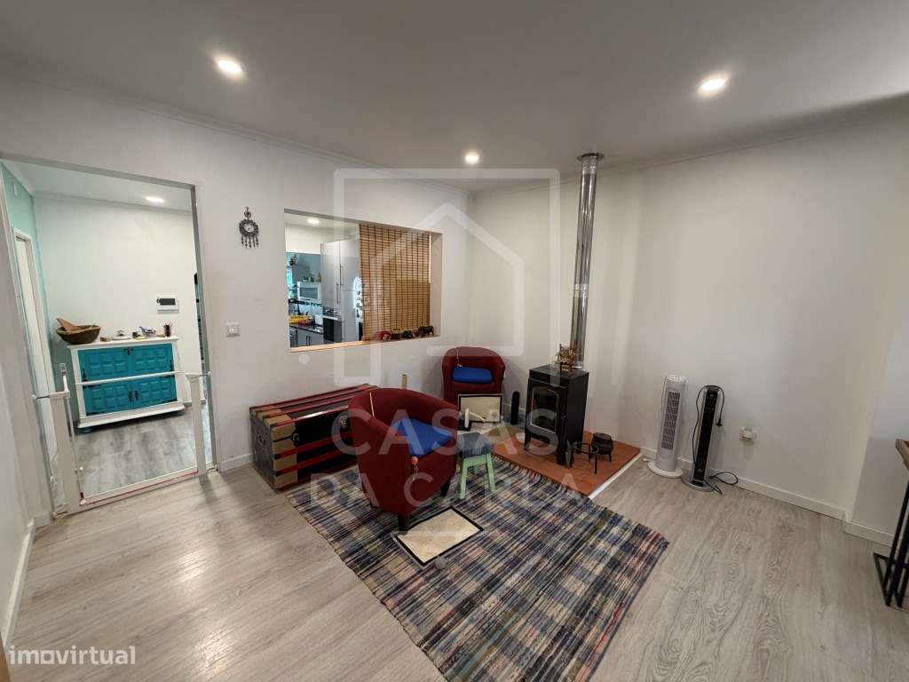 Moradia T2 com garagem e piscina completamente renovada em Canhestros-5