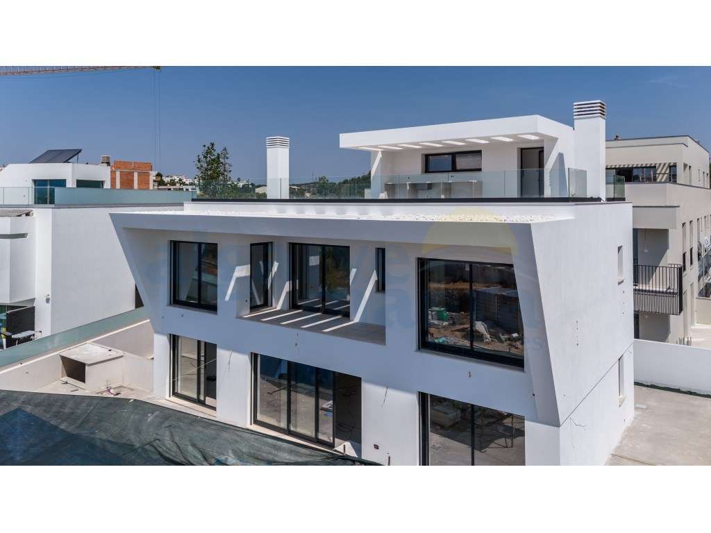 Moradia T4 de Arquitetura Contemporânea com Piscina, Rooftop e Vist...-12