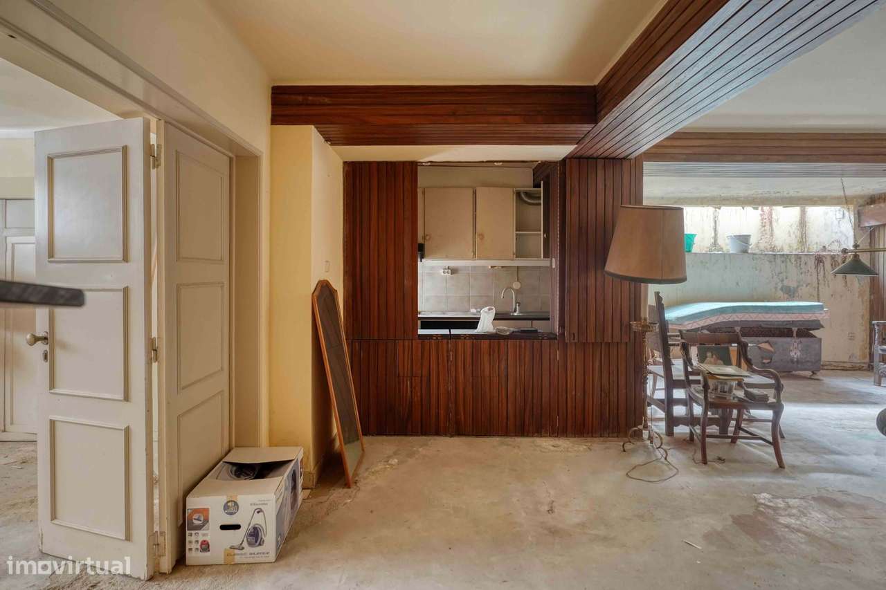 Moradia para recuperar no centro do Estoril, com piscina e vista mar-42