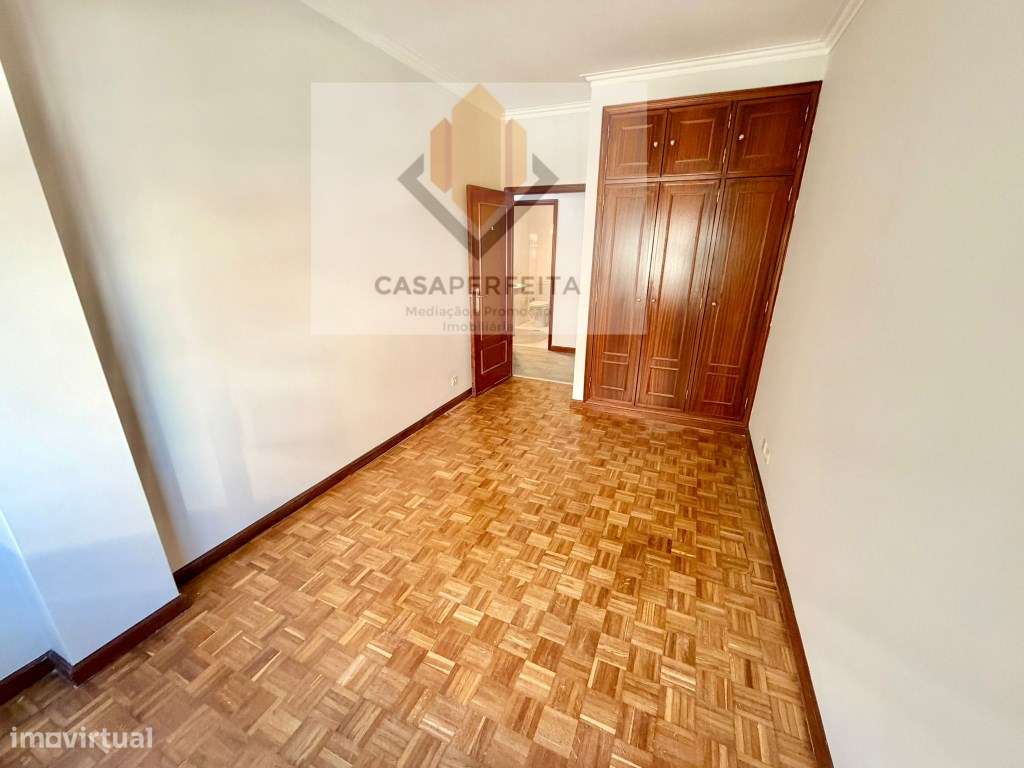 Apartamento T1 com Varanda e Lugar de Garagem - Canelas-9