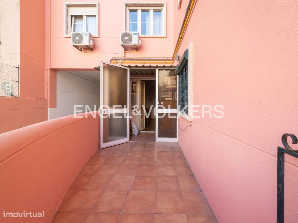 Apartamento para remodelação com estacionamento no Areeiro-2