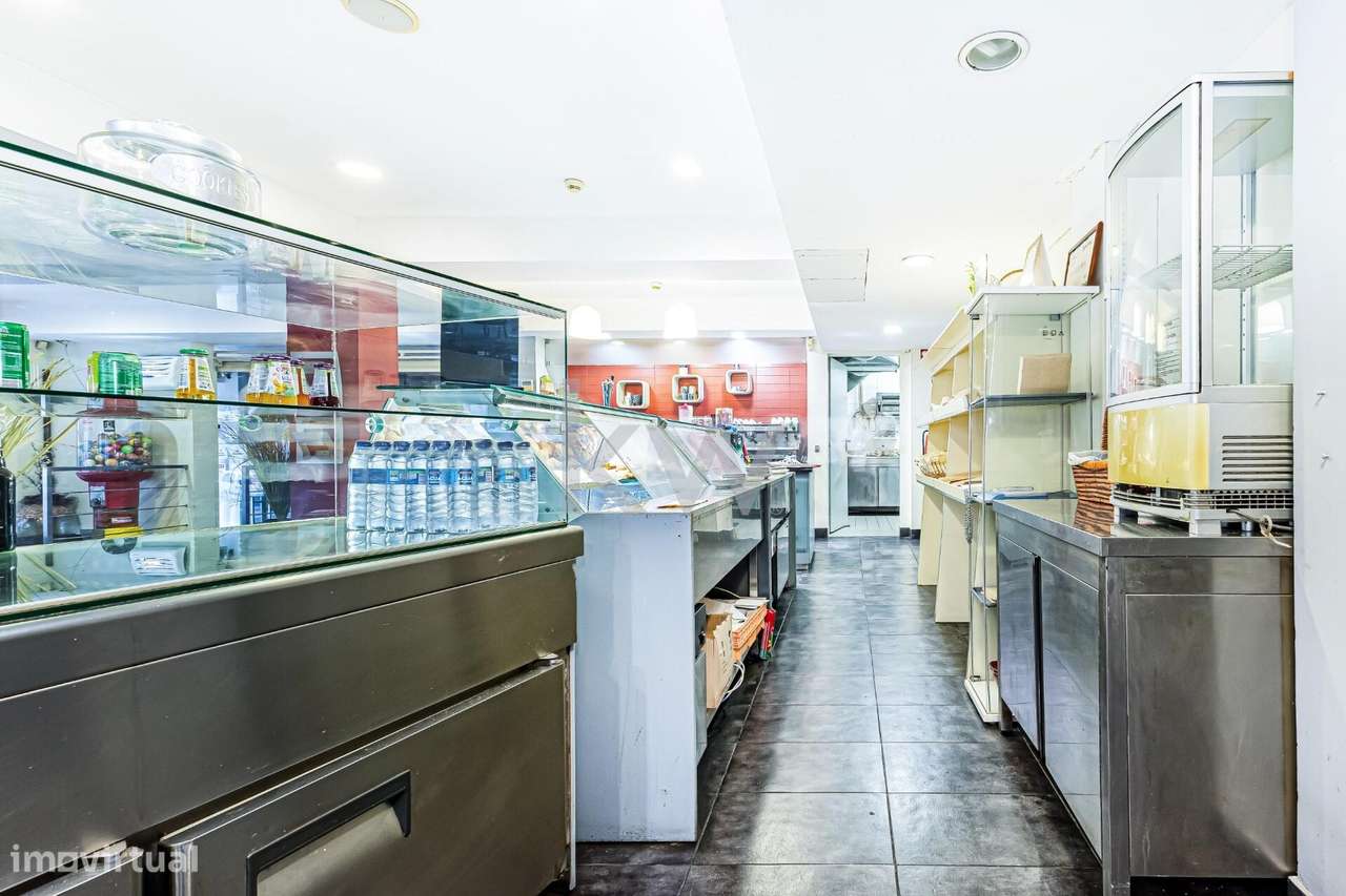 Restaurante e pastelaria em funcionamento localizado na Avenida 25 de - Grande imagem: 5/22