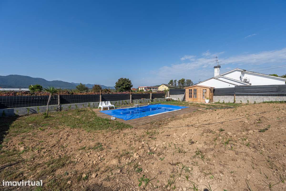 Moradia individual T2 térrea com piscina-7