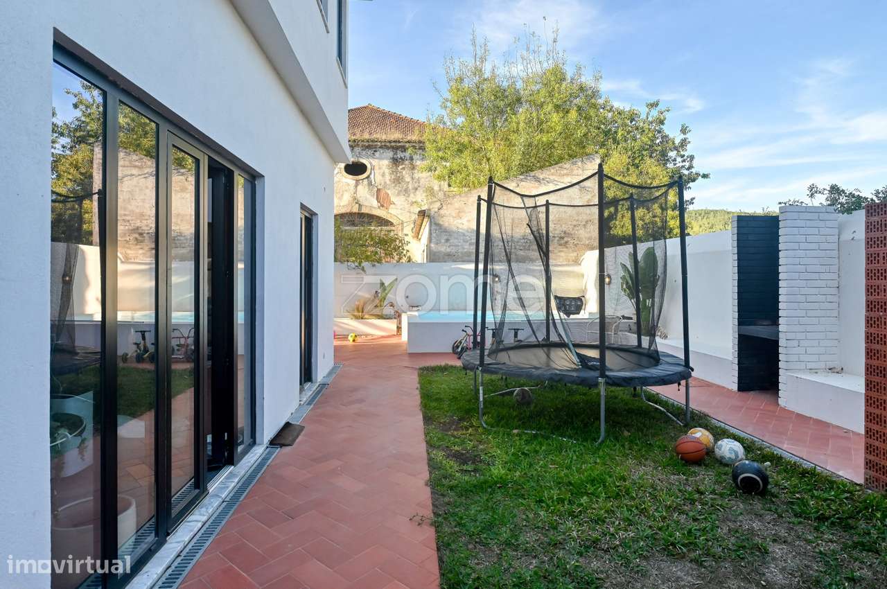 Casa Palaciana com 2 Moradias Independentes, Jardim, piscina Garagem-42