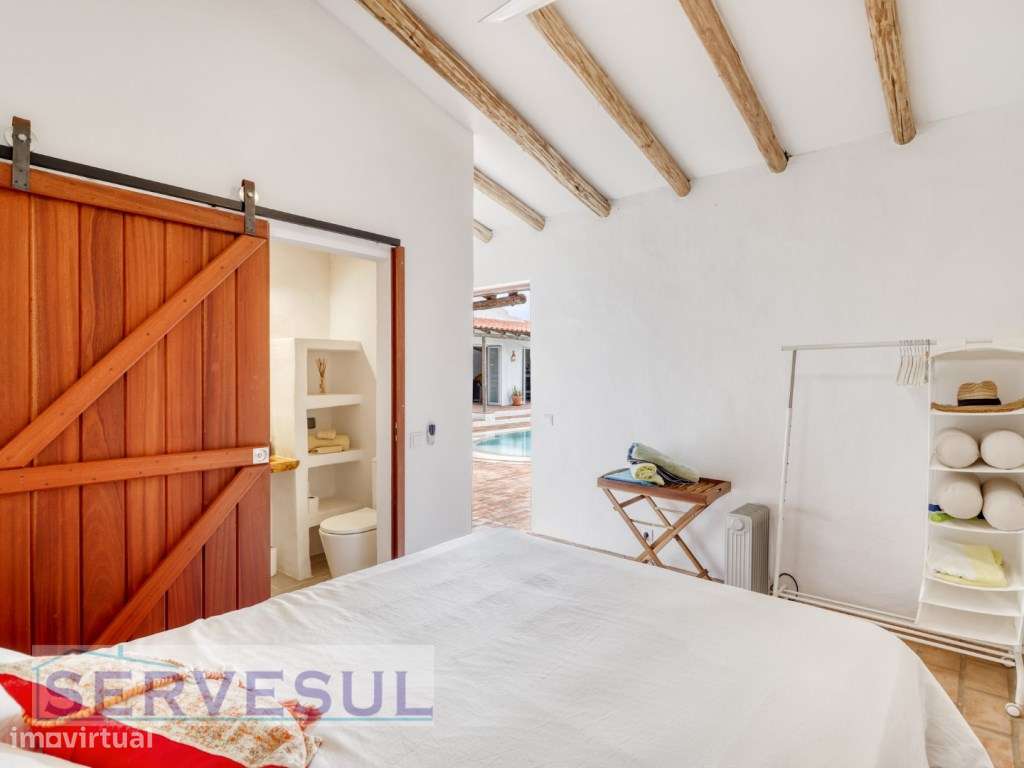 Charmosa Moradia Familiar T3+1 no Campo, inserida num generoso terr...-12