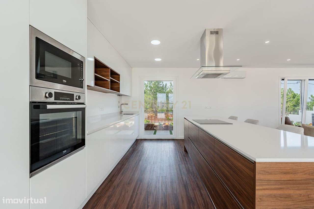 Moradia T4 em Fernão Ferro, Seixal, com Piscina e enorme Jardim-17