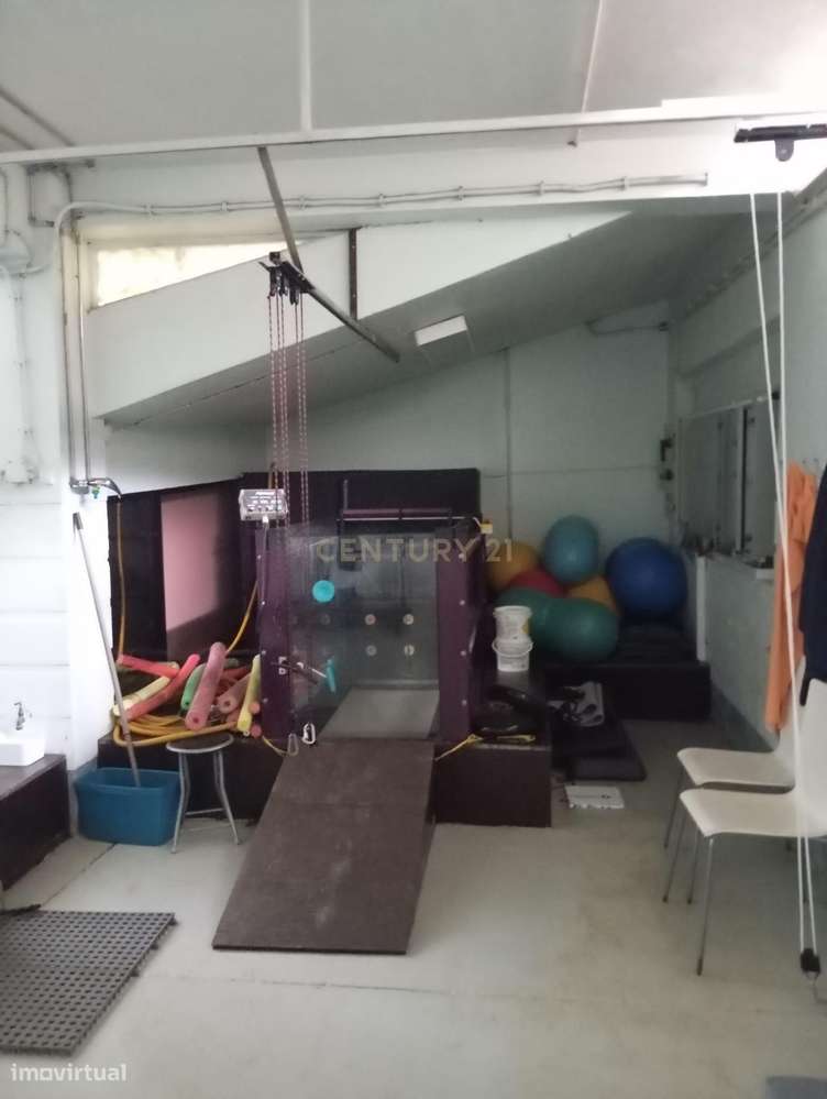 Vende-se Espaço Comercial + Garagem com 10 Lugares-1
