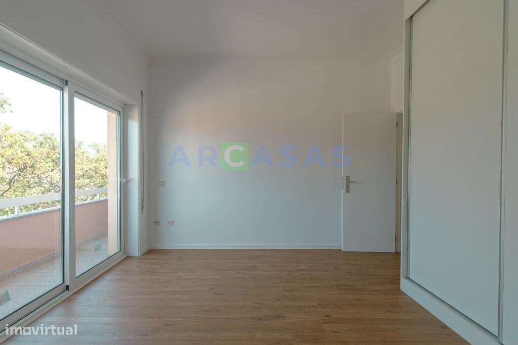 Apartamento T3 com garagem e varandas em Águas Santas, Maia-23
