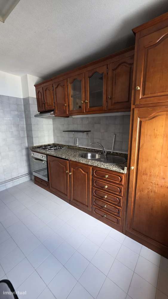 Apartamento t1, com arrumos, no R/CH