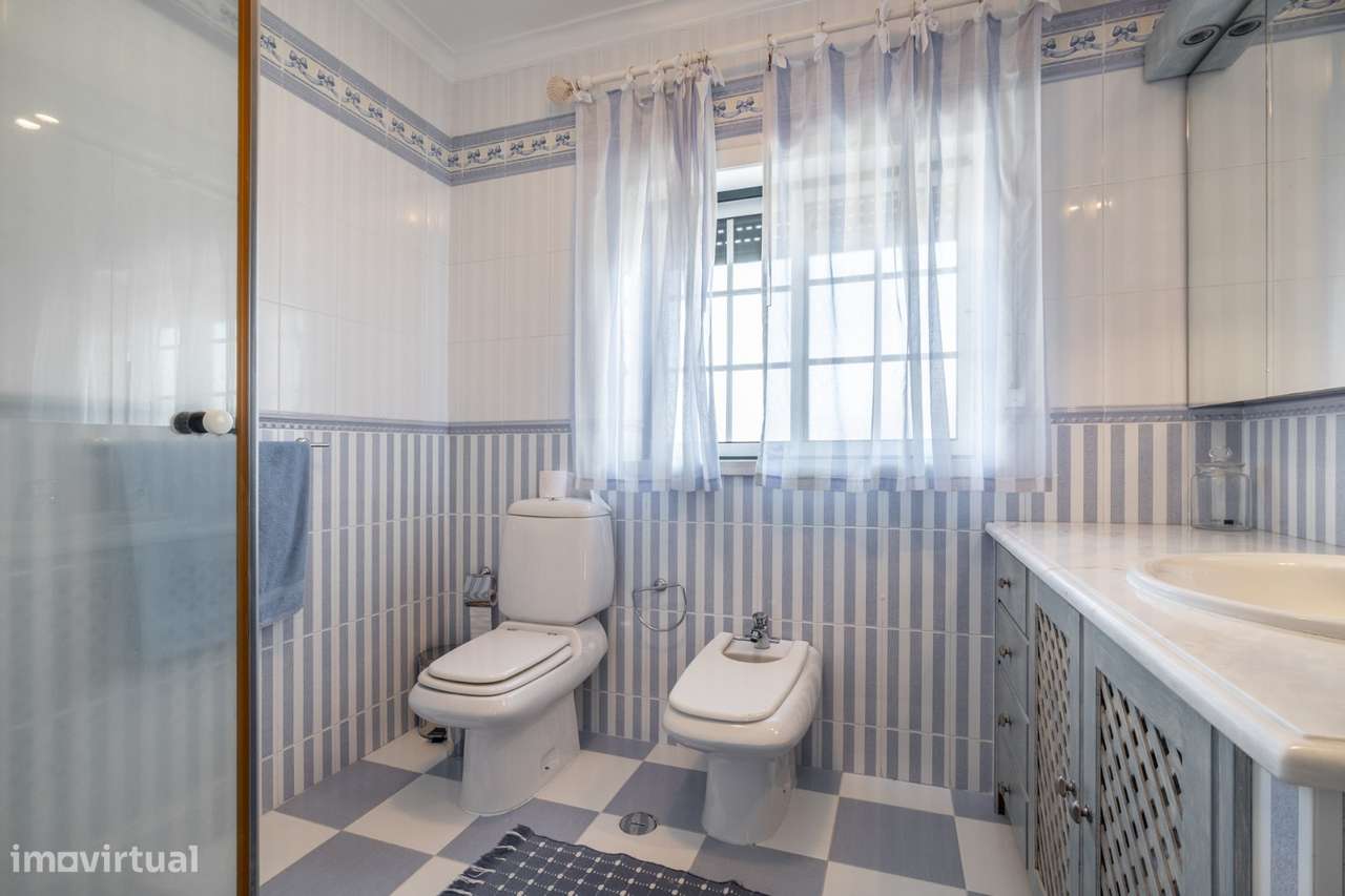 Luxuosa moradia, T5 com piscina e jardim em Pedrulheira-Marinha Grande-41