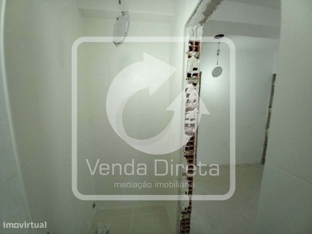 Apartamento T4 remodelado no Laranjeiro-17