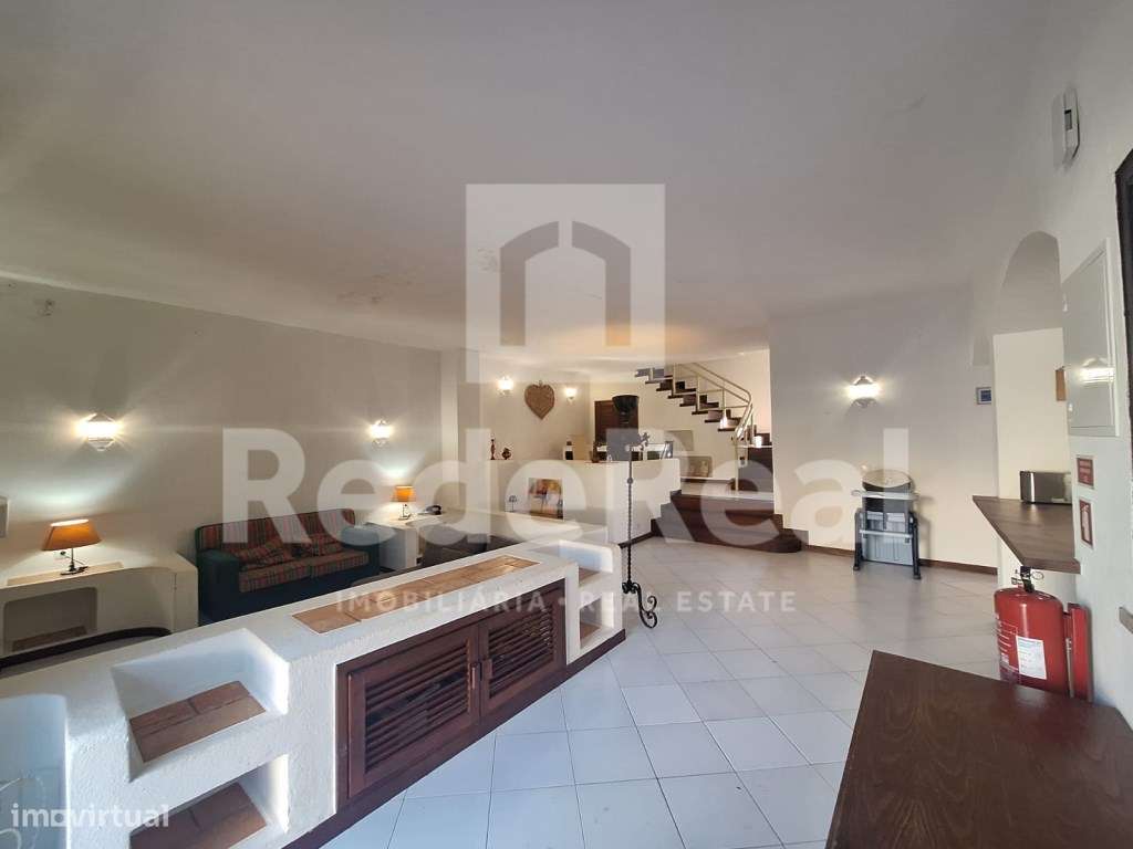 Moradia T3 + 1 com Boas Áreas em Lote de 300 m² - Centro de Albufeira-41