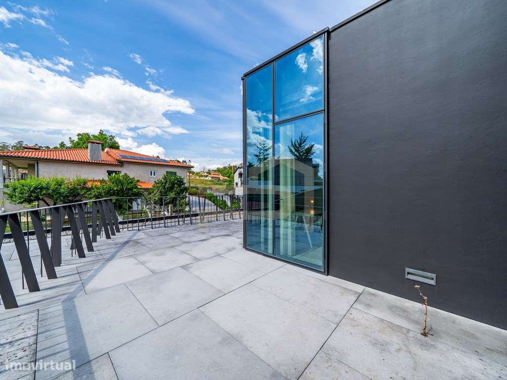 Exclusiva Moradia de Luxo com Design Contemporâneo-48