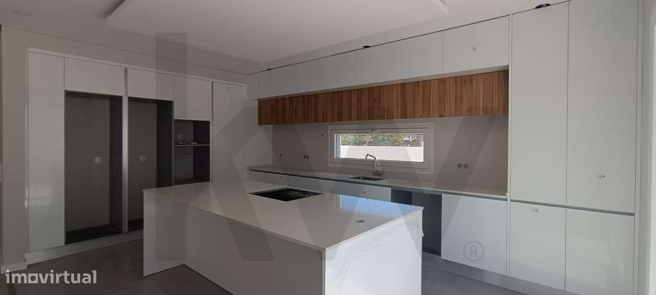 Moradia térrea geminada T4 com piscina e garagem,  em fase final de co - Grande imagem: 4/36