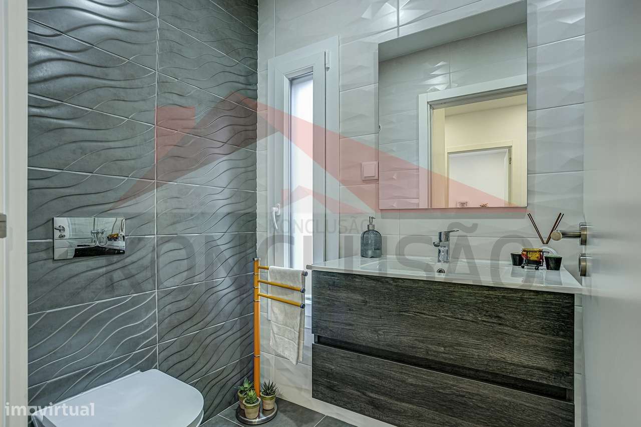 Moradia T4 de arquitetura moderna, estado de nova.-15