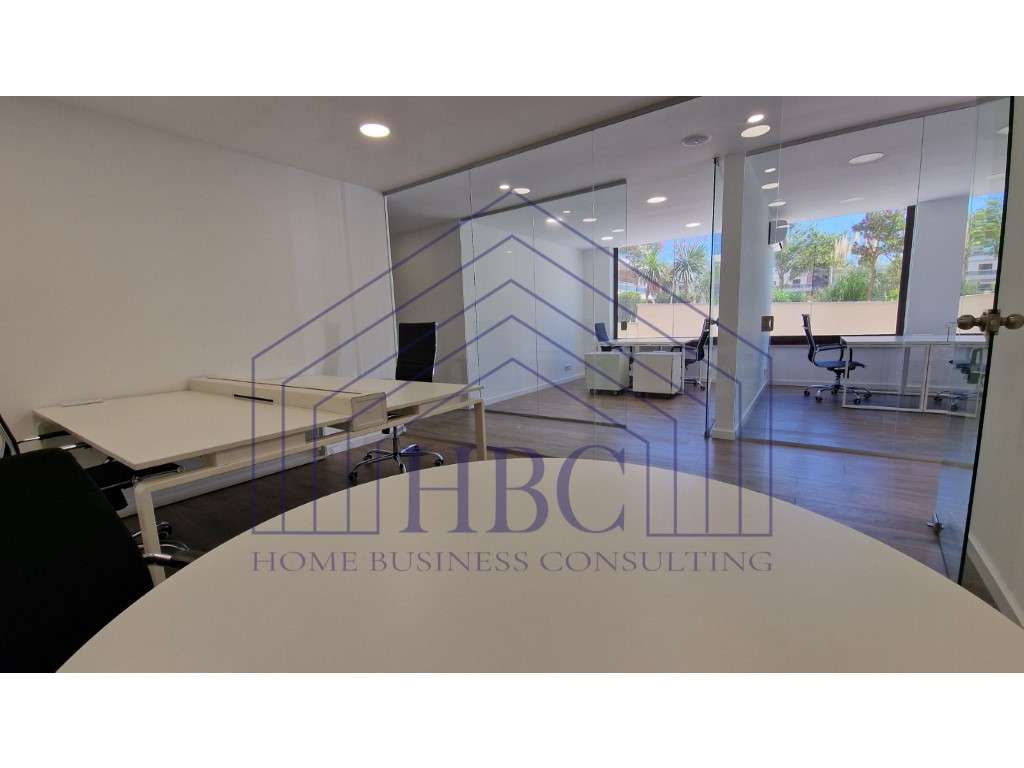 Espaço comercial com escritórios situado na Urbanização dos Terraço...-10
