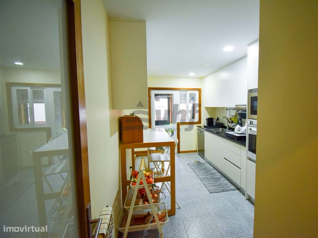 T2 espaçoso com varanda, garagem e excelente exposição solar-8