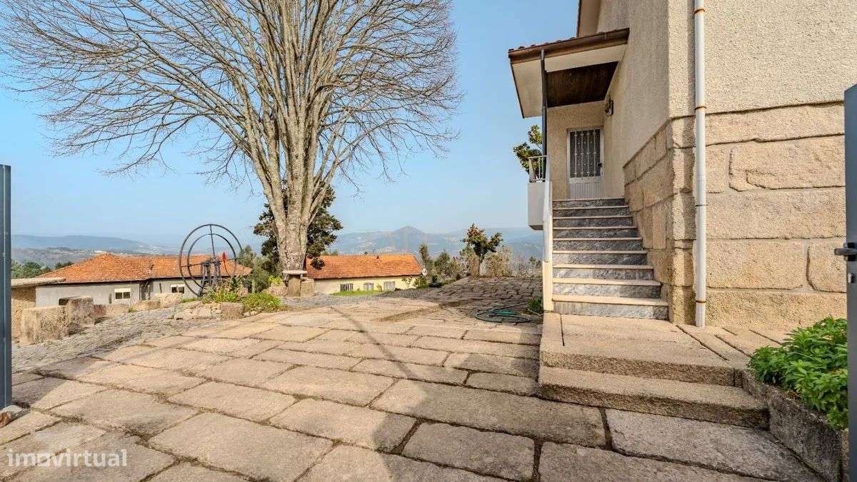 Exclusiva Moradia T4 com 556m² e 1.000m² de Terreno-32