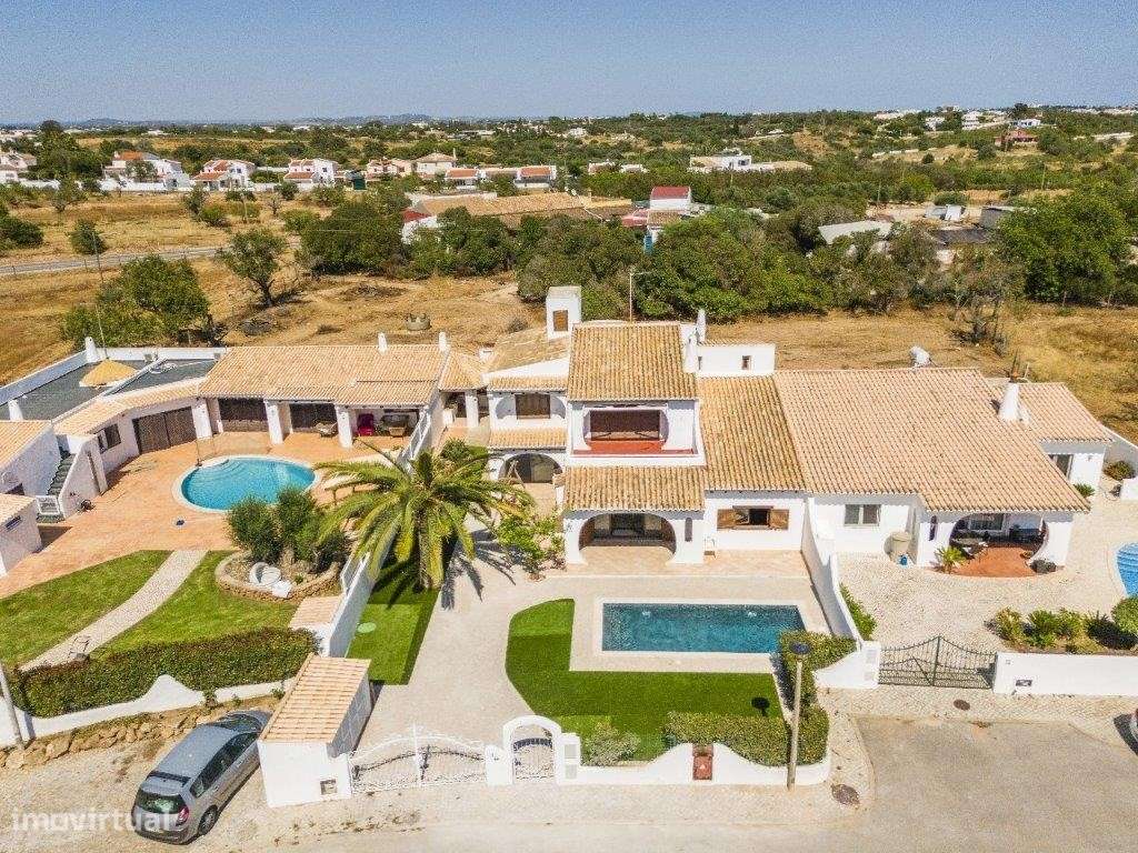 Moradia 5 quartos (V4+1) estilo tradicional com piscina perto do ce... - Grande imagem: 4/30