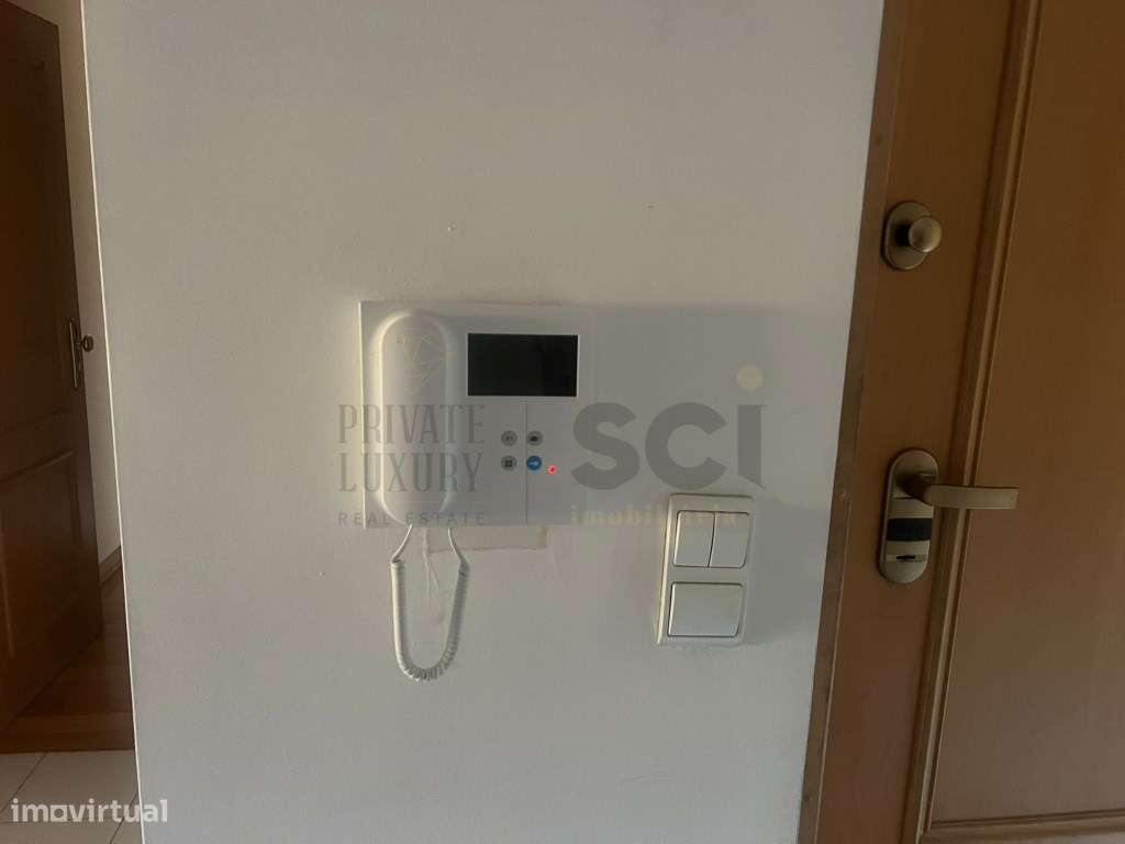 Apartamento T3 Parque da Paz Almada Arrecadação e Varandas-10