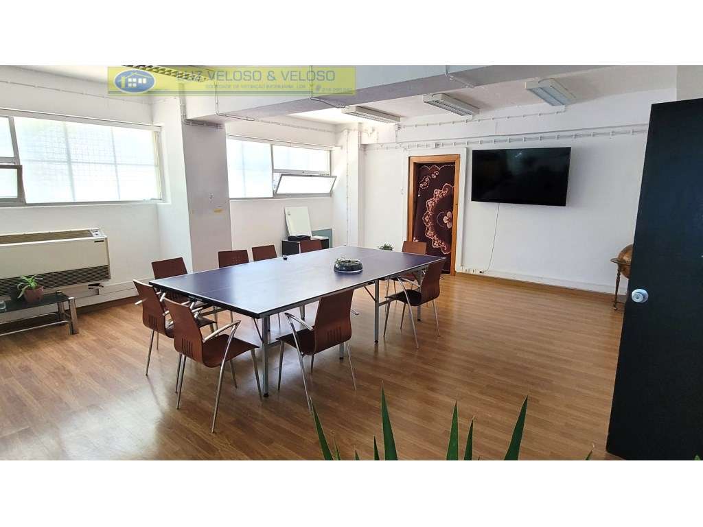 Armazém de 3 pisos, 3 entradas, 1118 m2, nas Olaias, Lisboa-17