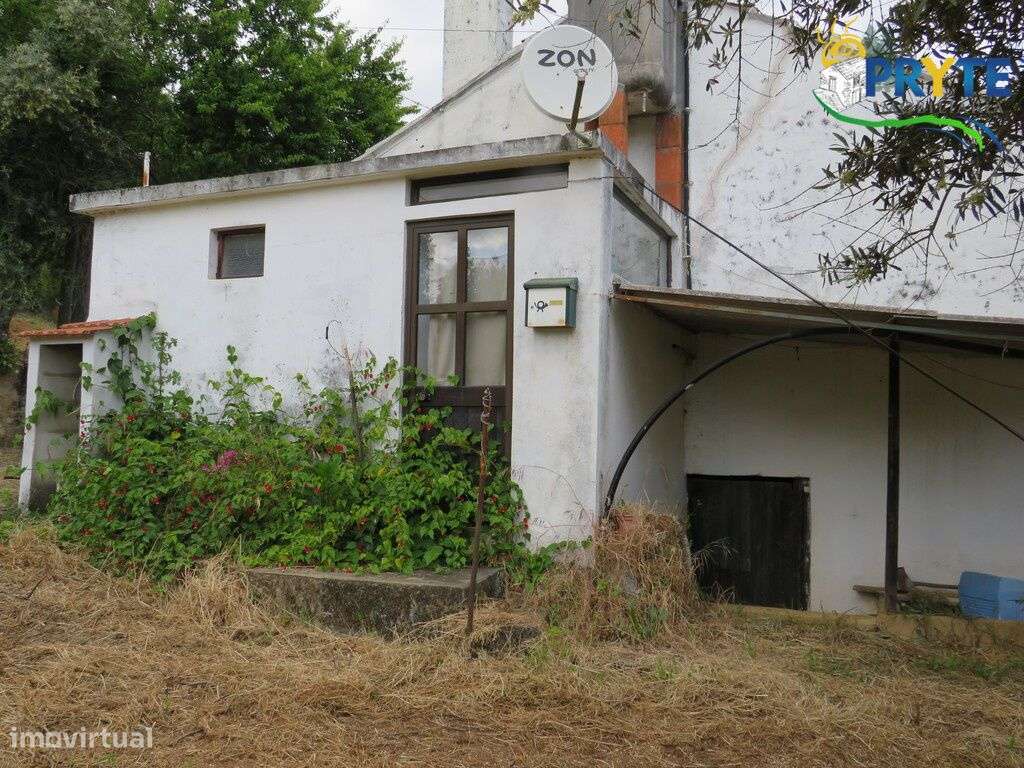 Pequena quinta a confinar com a Ribeira situada perto de Oleiros-6
