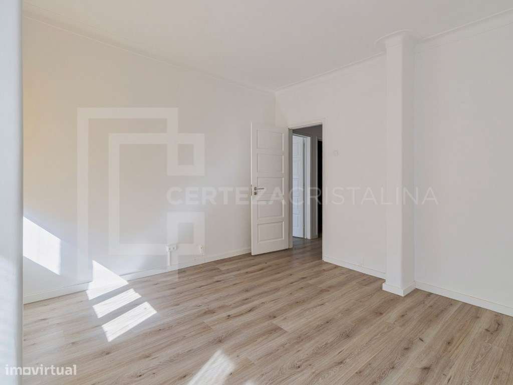 Apartamento T2 com logradouro no coração de Almada-7