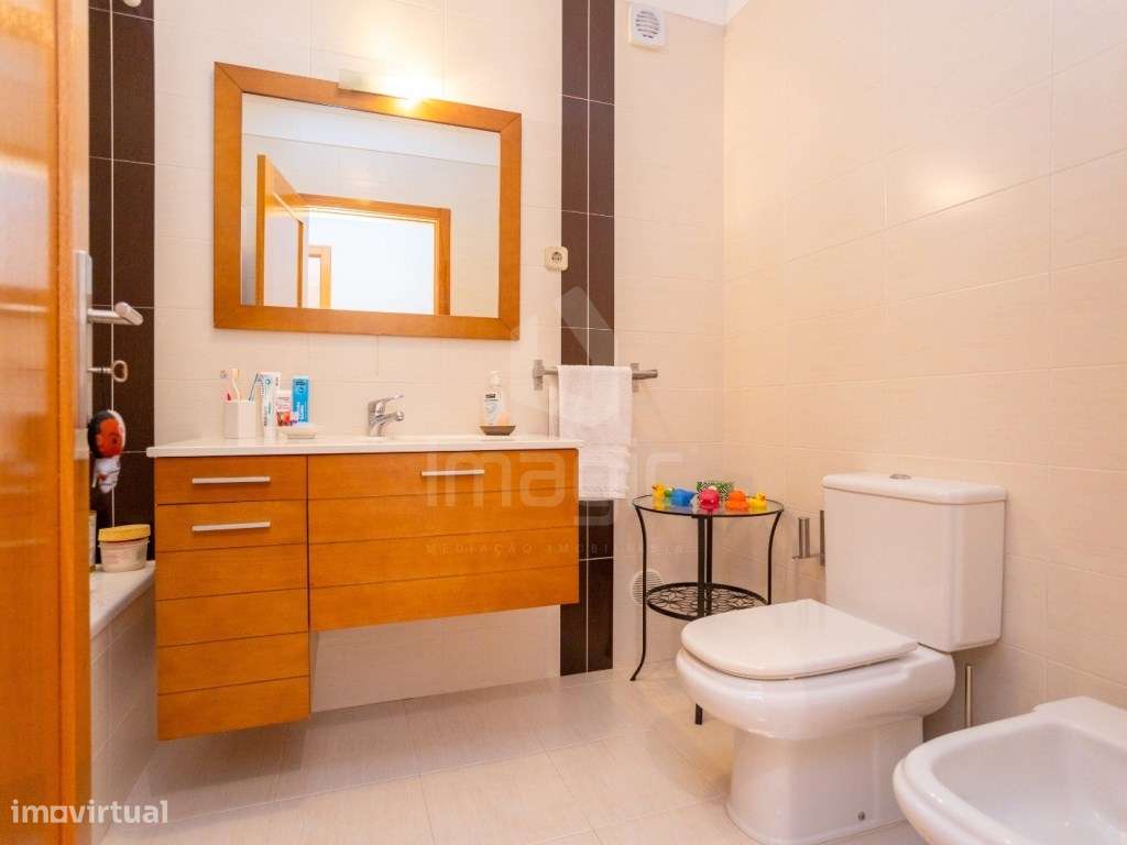 Apartamento T2 Usado com lugar de estacionamento em Vialonga-13