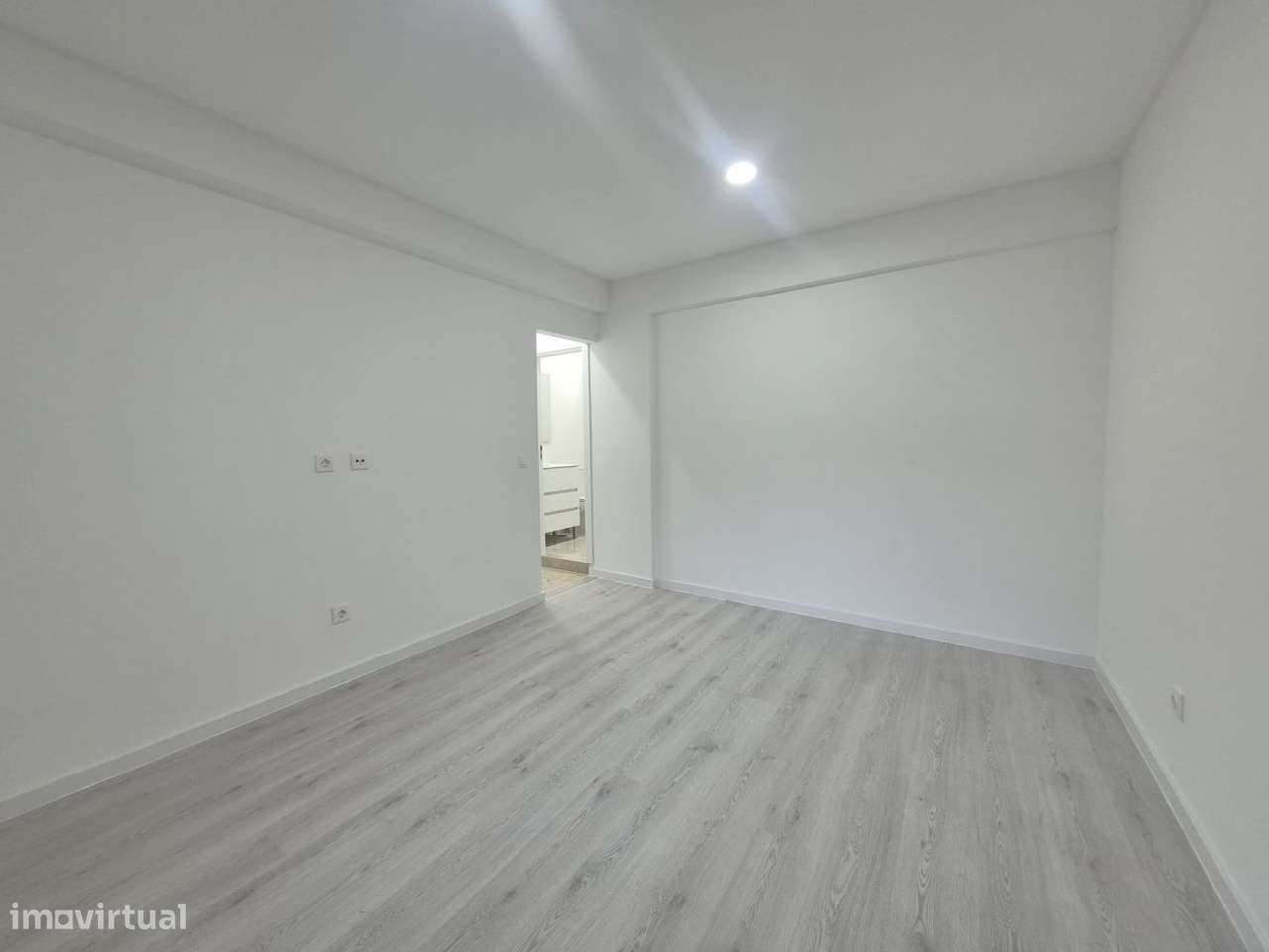 Apartamento T2 Remodelado com Suite-5