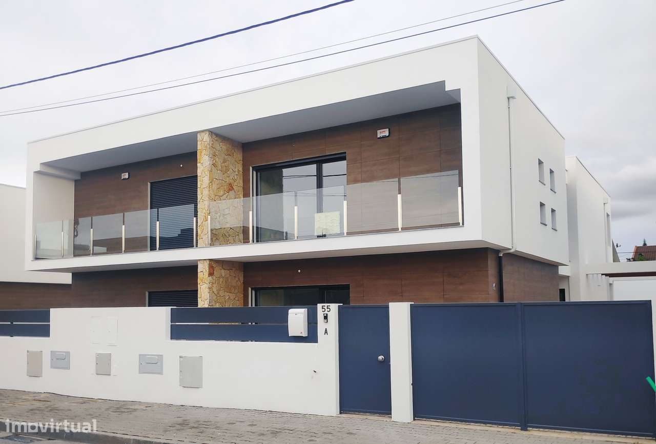 Moradia Geminada T4 com Piscina - Grande imagem: 2/33