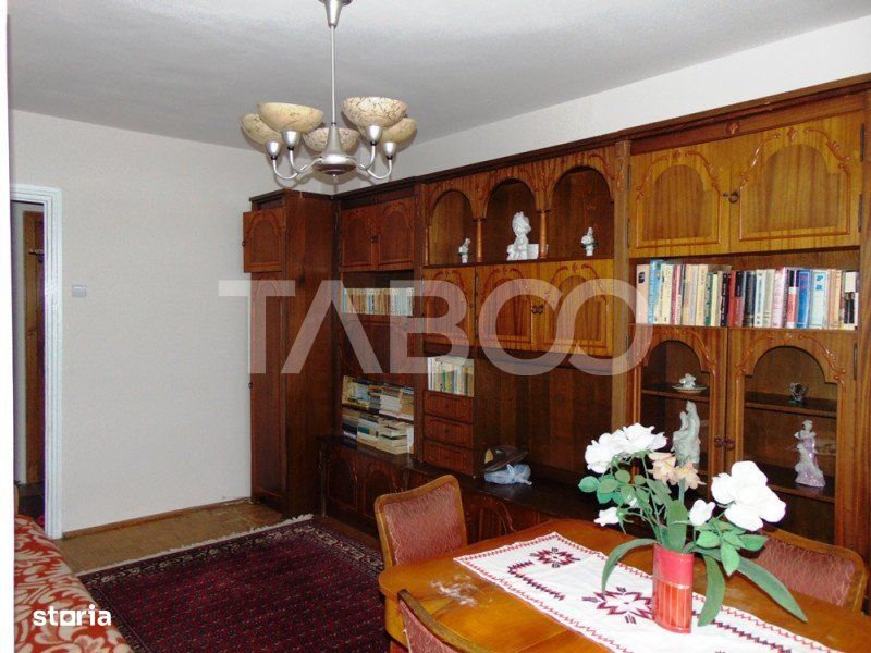 Apartament de vanzare cu 3 camere 2 balcoane si garaj Lupeni in Sibiu
