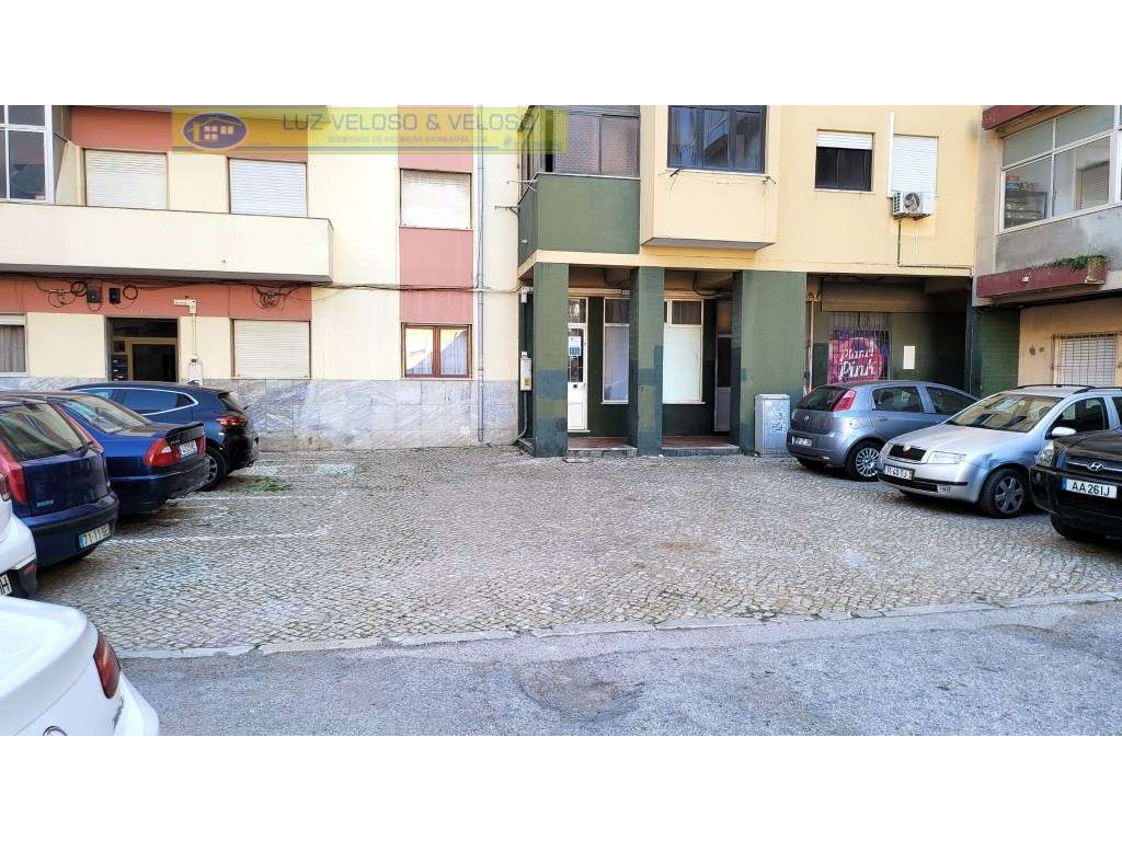 Loja de 38,27 m2 com cave de 300,00 m2. Alto do Seixalinho, Barreiro. - Grande imagem: 2/25