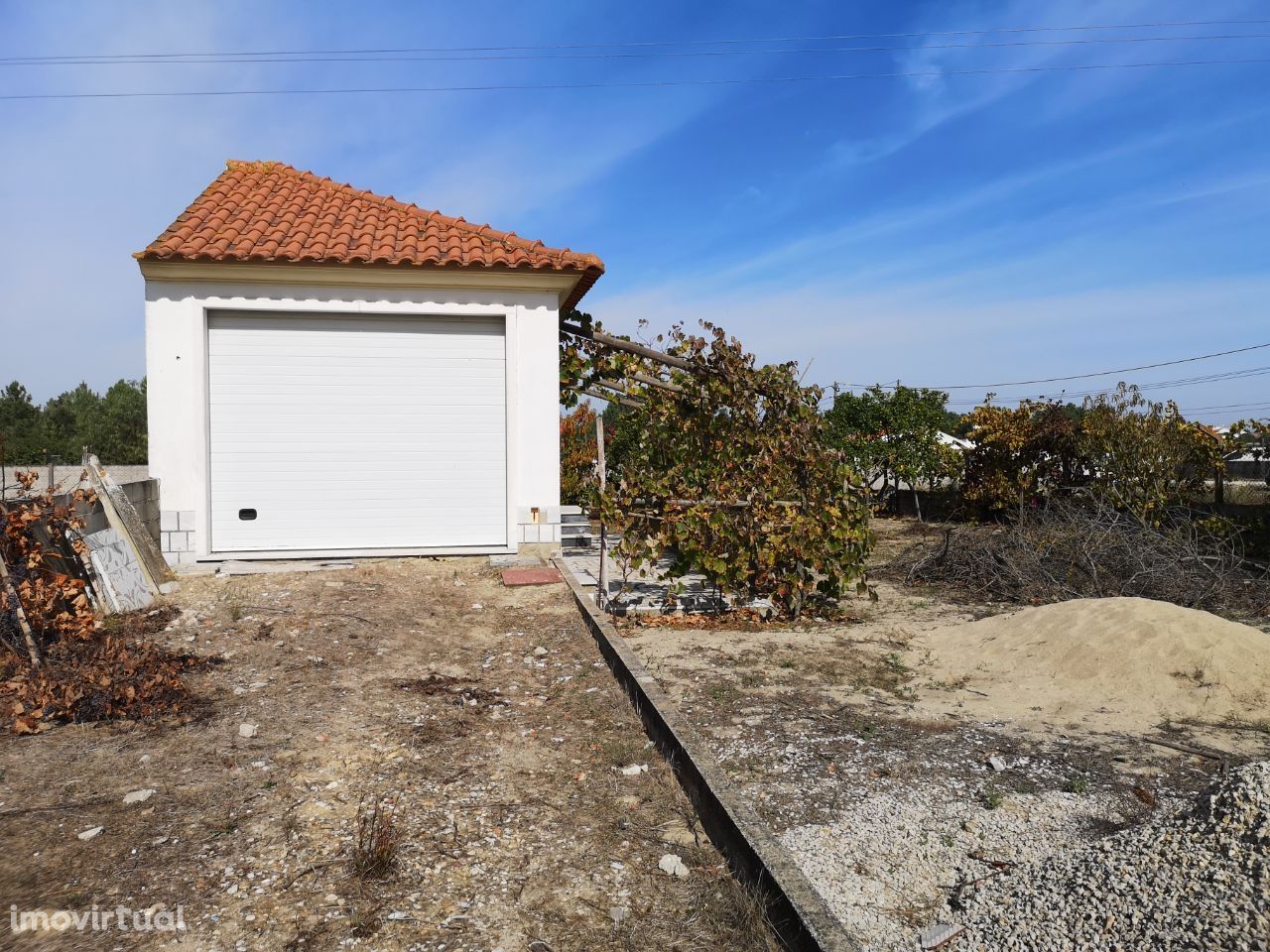 Garagem com terreno em Marinhais