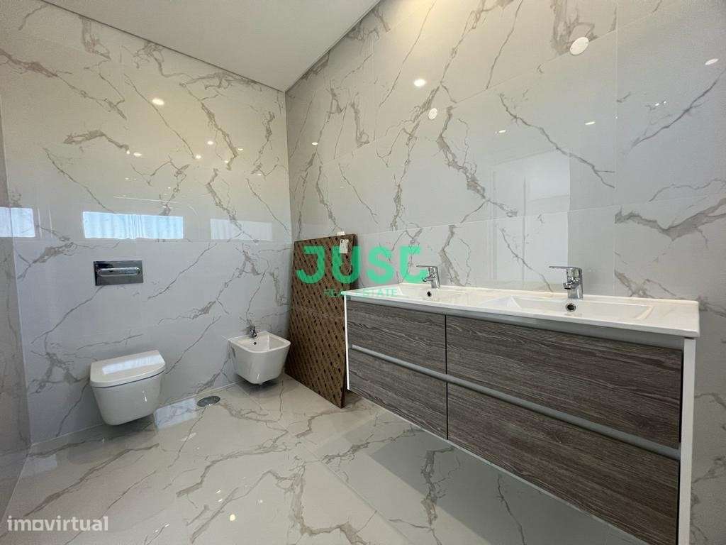 Moradia T4 com 3 suítes e piscina em Fernão Ferro.-14