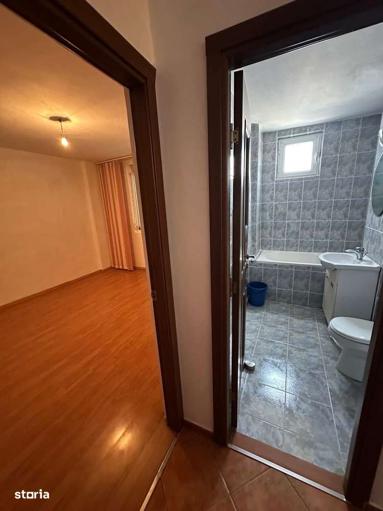 De vanzare 2 camere cu balcon, decomandat, etaj 1,  zona Hotel Roman - Imagine principală: 3/8