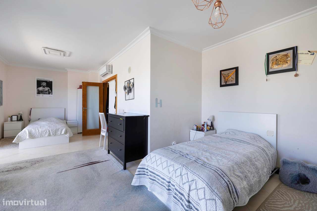 Apartamento T2 com Terraço e Sótão em Portimão-5