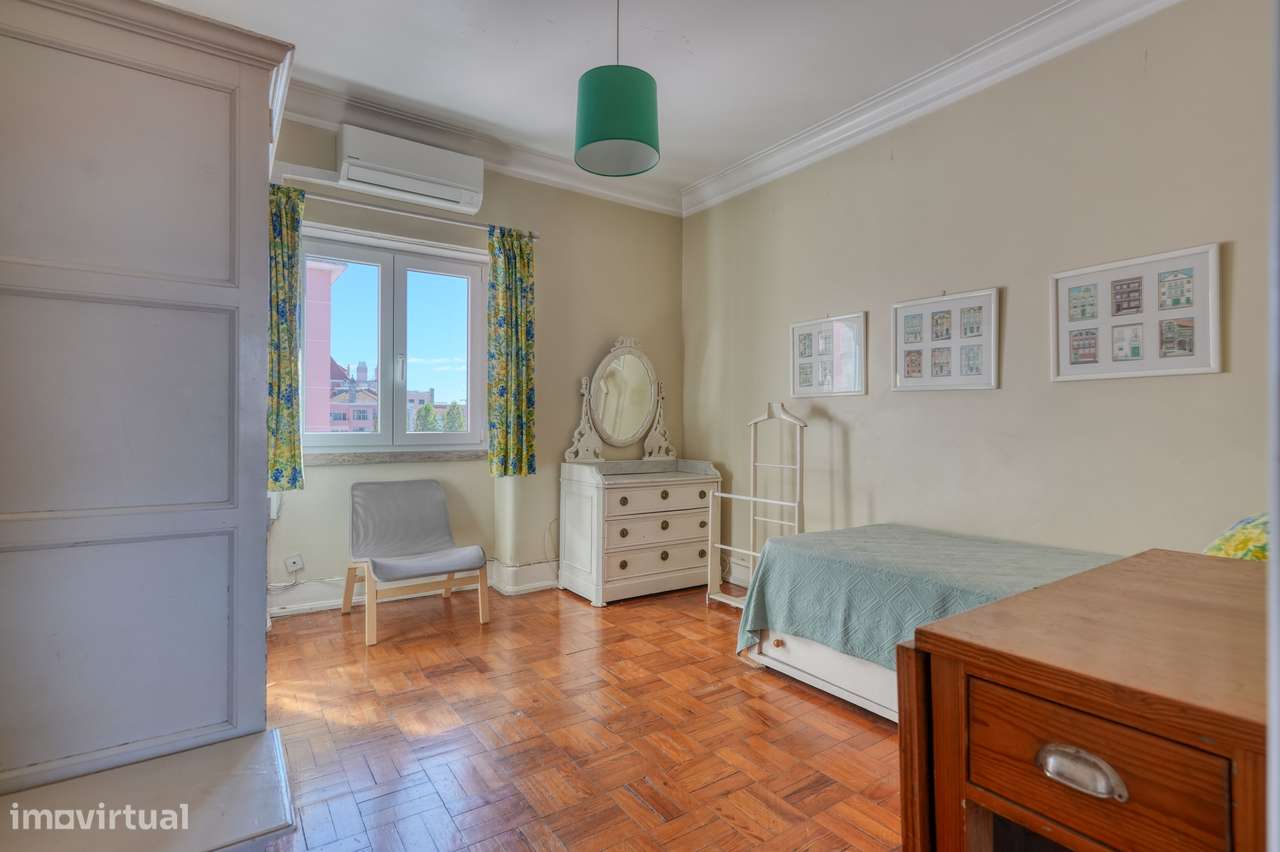 Apartamento T4 com varanda na Av. João XXI, Lisboa-26