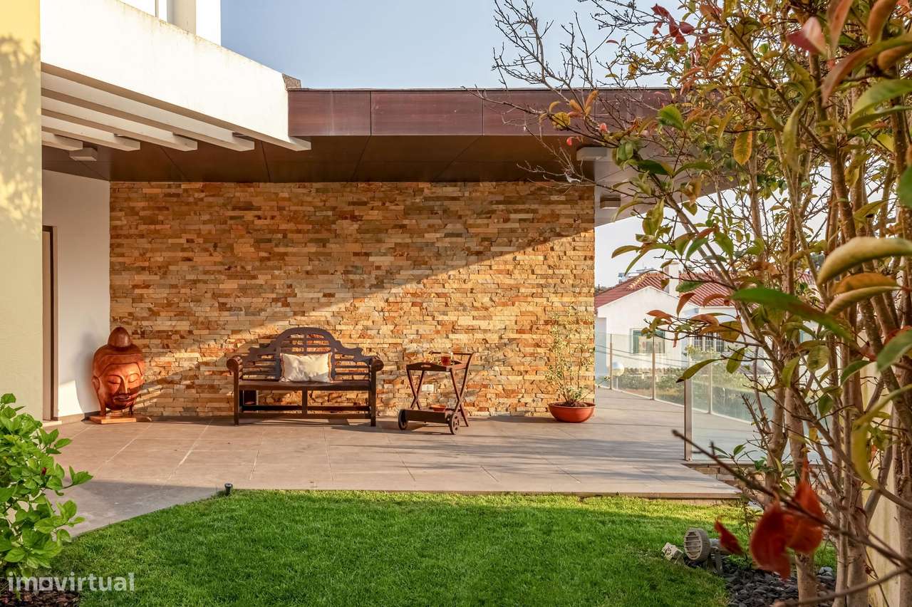 Moradia T8 com 477m2 e Terreno de 1.048m2 na Charneca da Caparica - Grande imagem: 3/47