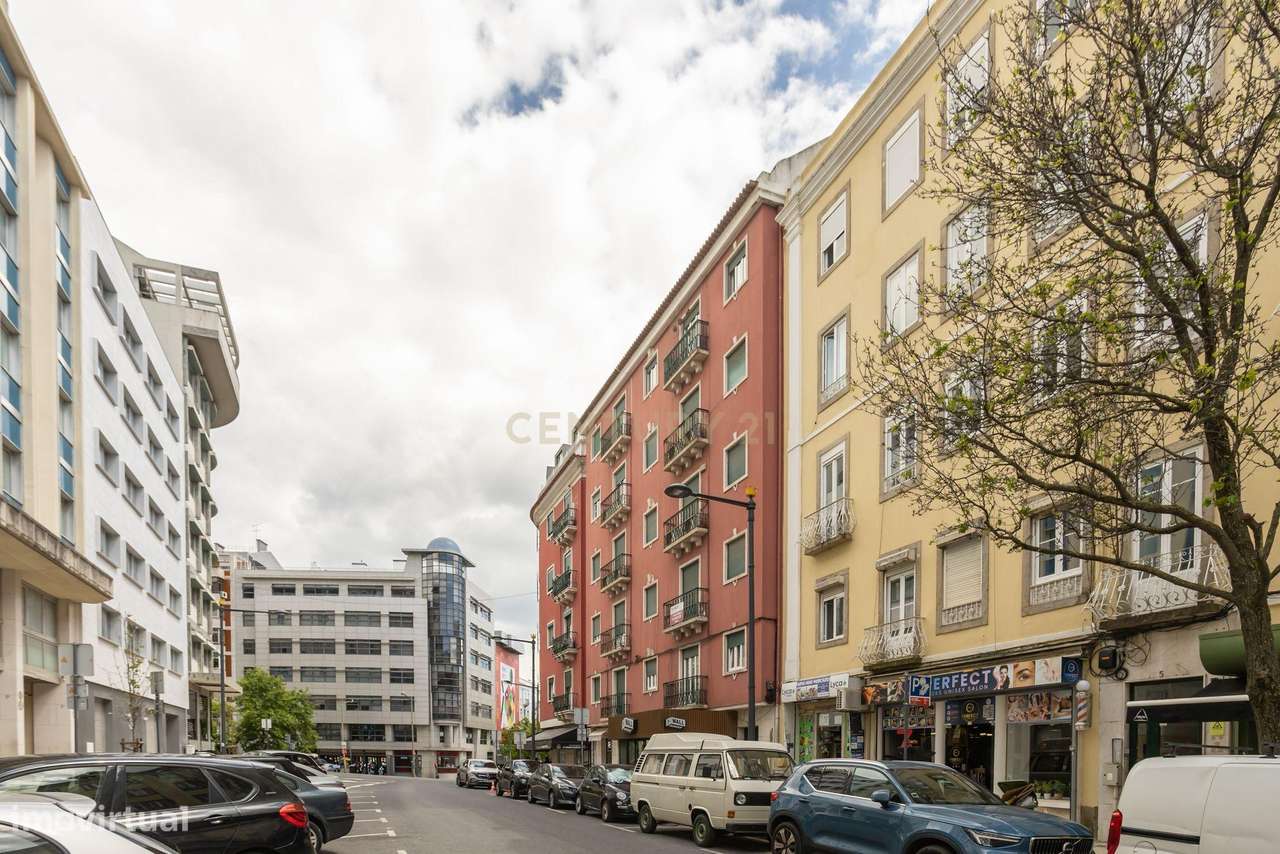 Apartamento T2 para remodelação nas Picoas -Lisboa-16