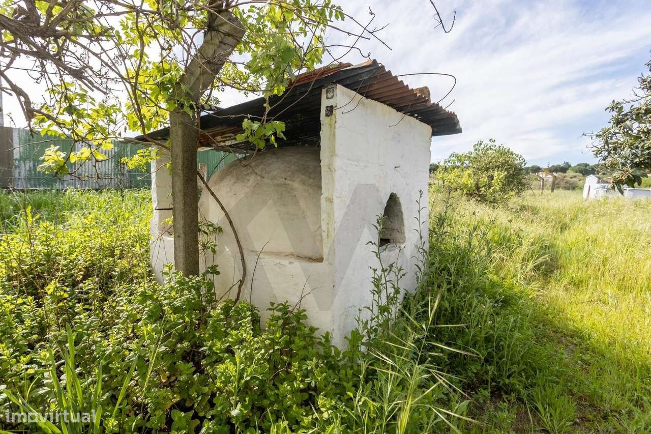 Moradia T2  com Garagem  e anexos inserida num lote de 1500 m2 de ter-40