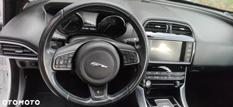 Jaguar XE 2.0 D R-Sport - 28