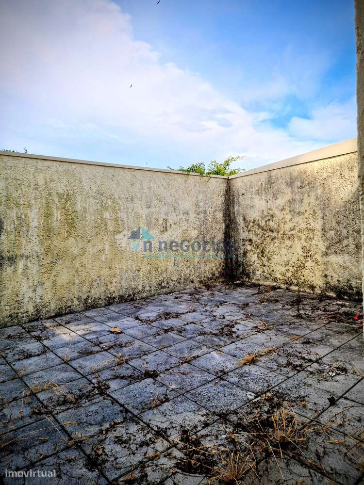 Loja para comércio com terraço- conversão em habitação em processo-9