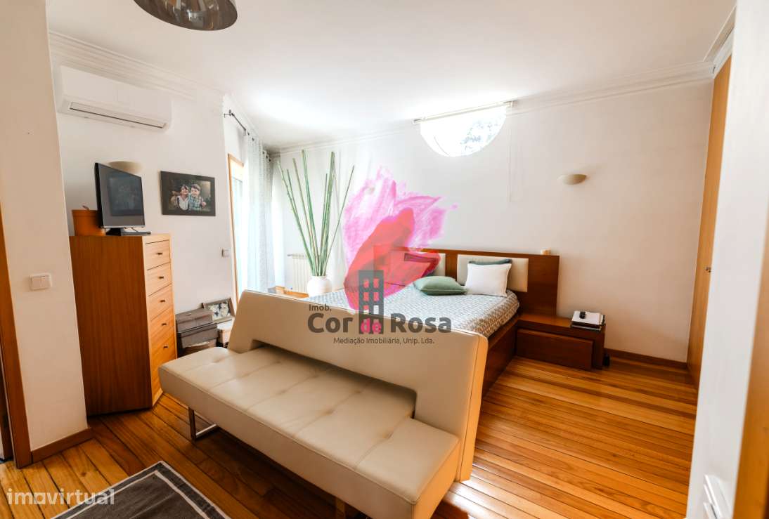 Casa Independente T4 + 2 com Piscina em Localização Privilegiada-14