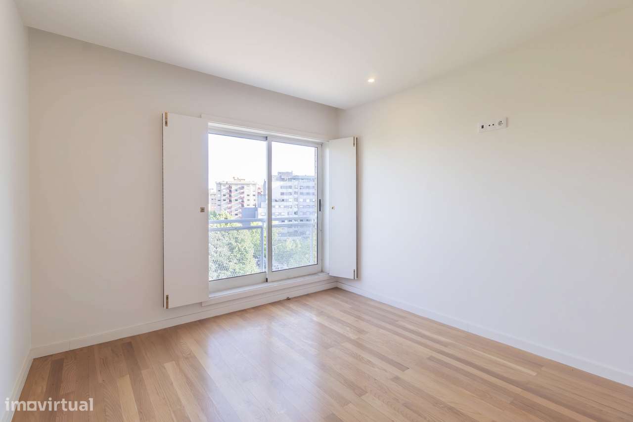 Apartamento T3, excelentes áreas 240m2 + garagem 31m2 + arrumos 4m2-42