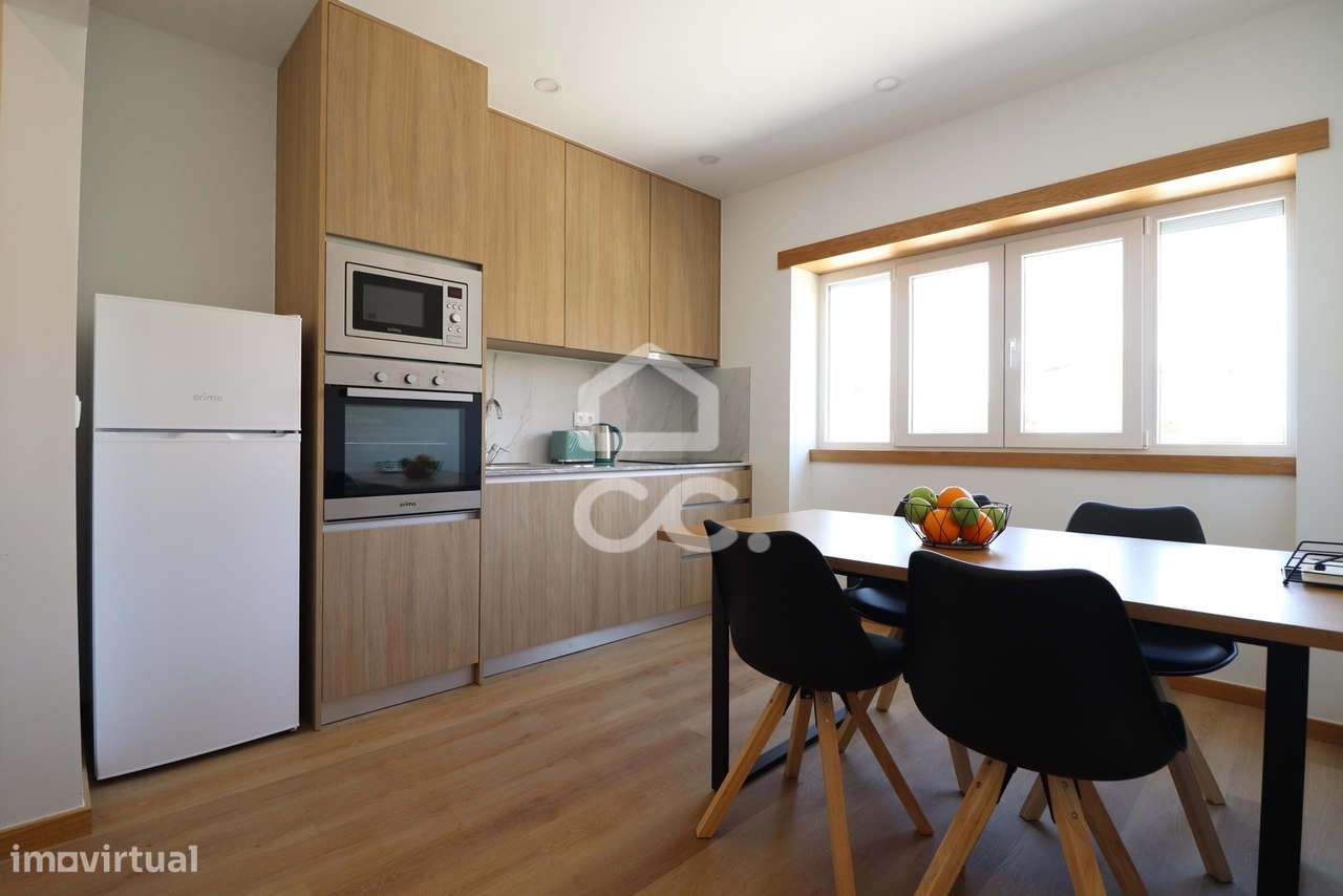 Moradia totalmente remodelada com 6 apartamentos T2 junto à Dias da Si-16